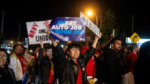 Arranca hist&oacute;rica huelga en EEUU que afecta a tres grandes fabricantes de autos