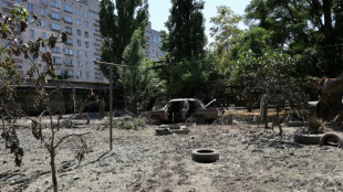 Los habitantes de la ciudad ucraniana de Jers&oacute;n vuelven a sus casas inundadas