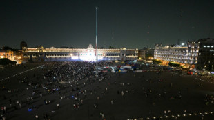 Mexicanos celebram sua primeira presidente na Pra&ccedil;a do Z&oacute;calo