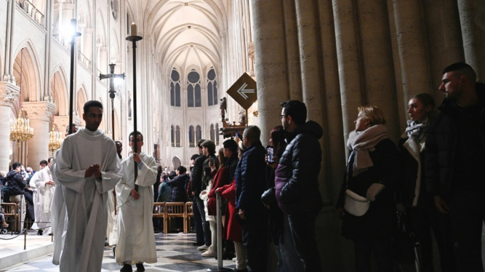 Les premi&egrave;res messes de No&euml;l de Notre-Dame depuis l'incendie remplissent les fid&egrave;les de "joie" 