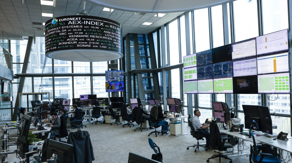 Borsa: l'Europa in negativo, l'oro record a 3.694 dollari