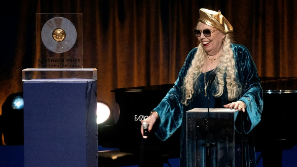 &Iacute;cono del folk Joni Mitchell recibe premio en gala llena de estrellas