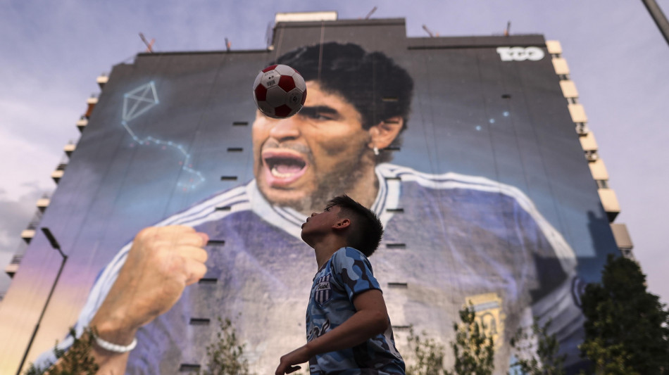 L'Argentina ricorda il compleanno di Maradona, &egrave; 'amore eterno'