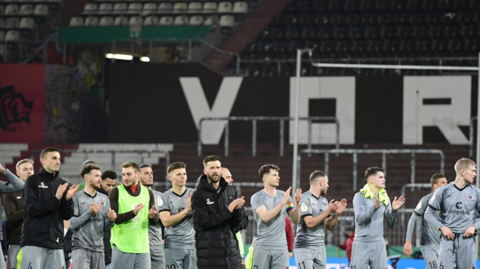 St. Pauli wieder Tabellenf&uuml;hrer - Aue in Not