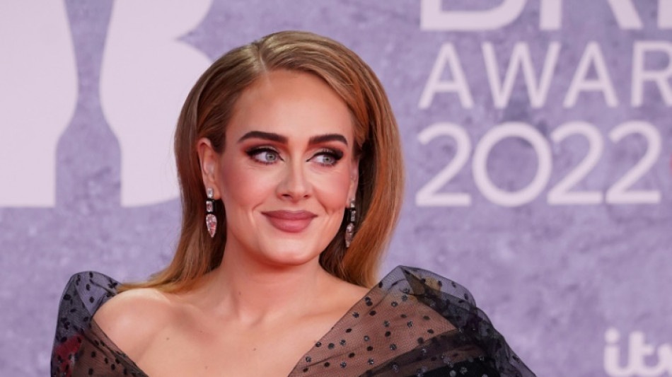 Popsängerin Adele ruft Fans zum Verzicht auf Schmeißen von Gegenständen auf