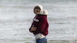 Entre l&aacute;grimas y rabia, migrantes intentan cruzar a Reino Unido desde una playa francesa