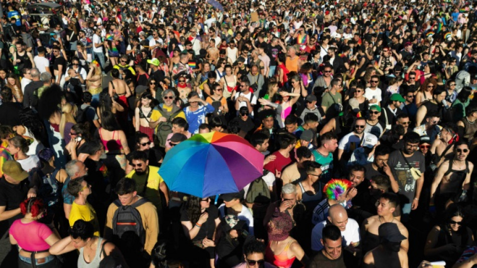 Buenos Aires tem marcha do Orgulho com forte mensagem pol&iacute;tica diante das elei&ccedil;&otilde;es