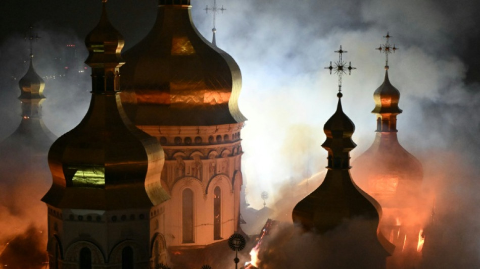Ataque russo mata 11 na Ucr&acirc;nia e provoca inc&ecirc;ndio em catedral de Kiev