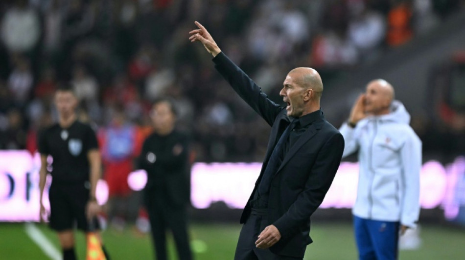 Foot: Zidane r&eacute;ussit sa premi&egrave;re &agrave; la t&ecirc;te des Bleus 
