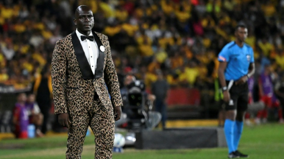 Conmebol multa técnico Segundo Castillo por fazer publicidade em um de seus figurinos chamativos