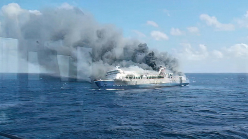 Inc&ecirc;ndio em balsa na Indon&eacute;sia deixa 5 mortos e 41 desaparecidos