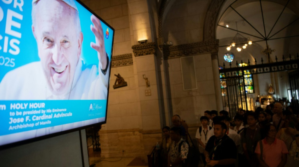 Hospitalis&eacute; depuis une semaine, le pape a pass&eacute; une bonne nuit et "s'est lev&eacute;"