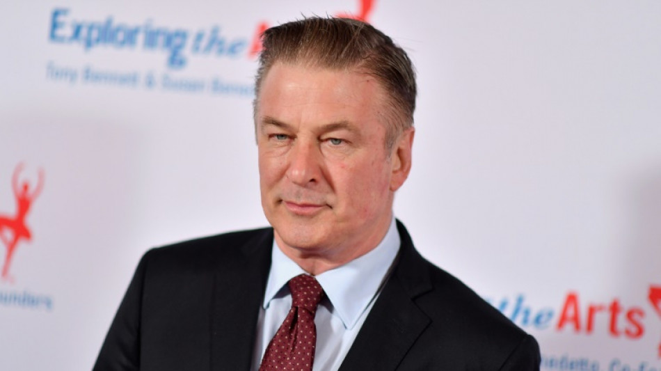 Familia de la mujer que muri&oacute; de un disparo en el set demanda a Alec Baldwin