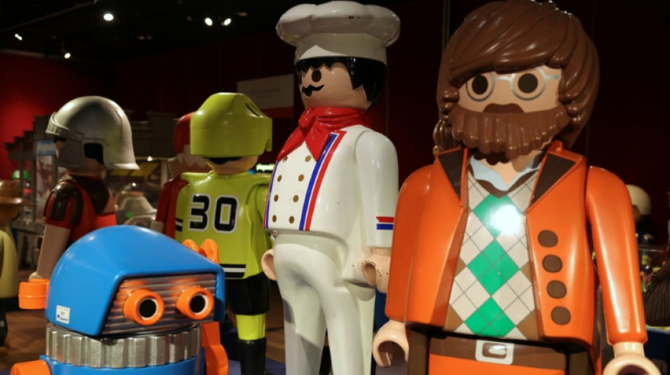 Des Playmobil g&eacute;ants s'exposent &agrave; Drouot, avant une vente aux ench&egrave;res in&eacute;dite