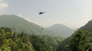 Rescatan a los 8 ocupantes de telef&eacute;rico parado a 350 m de altura en Pakist&aacute;n