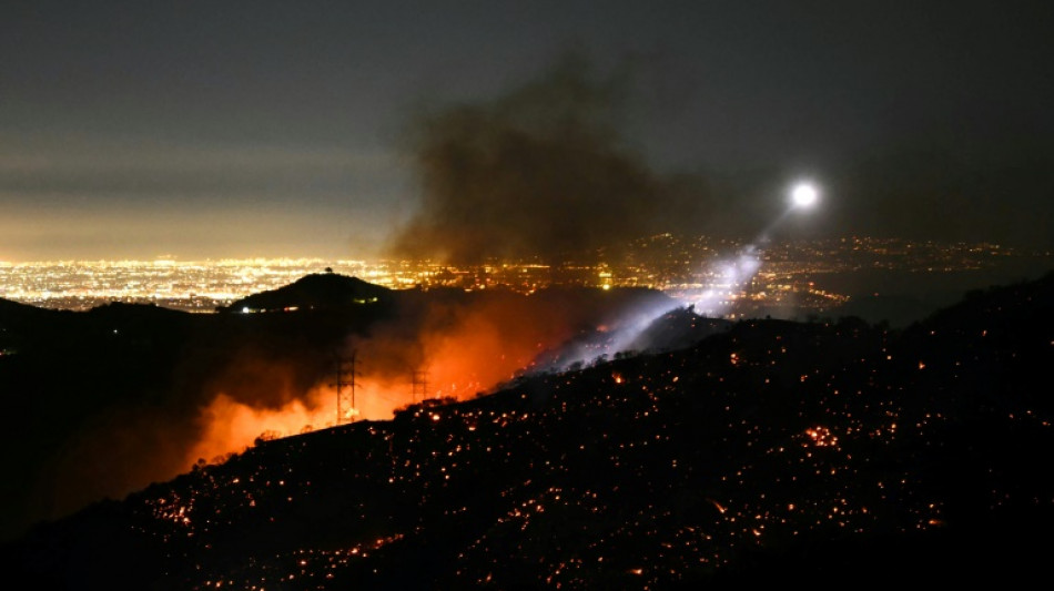 Vientos fuertes reavivan los incendios en Los &Aacute;ngeles