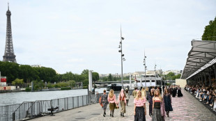 Chanel pasea la alta costura por los muelles de Par&iacute;s, Lelouch la filma en la &Oacute;pera