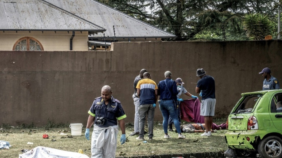Sube a 34 muertos el balance por la explosi&oacute;n de un cami&oacute;n cisterna en Sud&aacute;frica