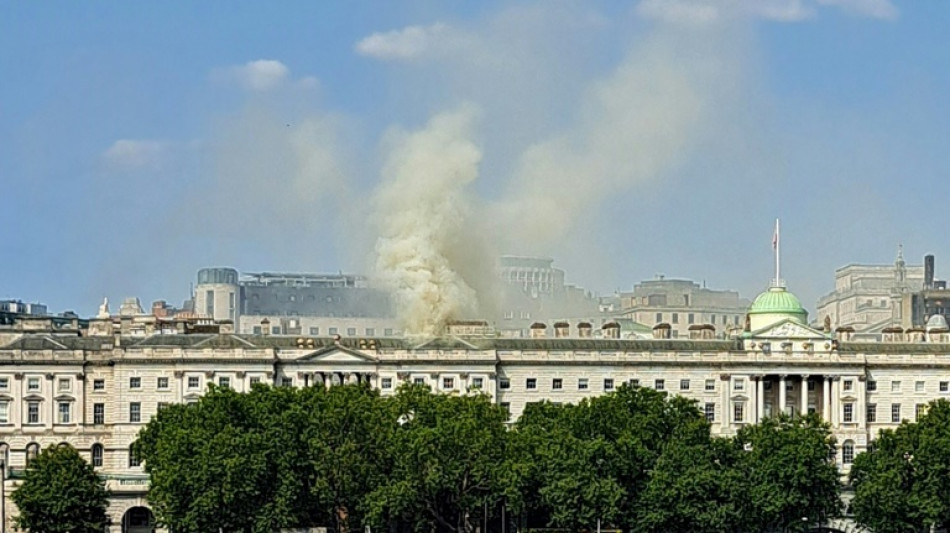 Un centenar de bomberos combaten un incendio en un hist&oacute;rico edificio de Londres