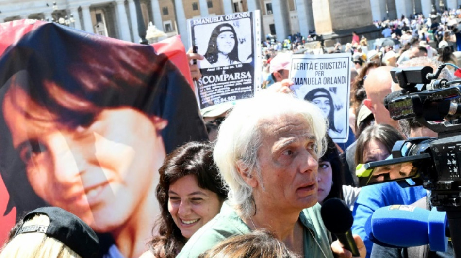 El papa "rompe el tab&uacute;" y reza por una adolescente desaparecida hace cuatro d&eacute;cadas