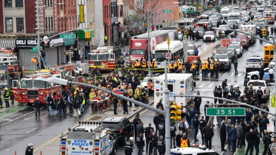 Un hombre con una m&aacute;scara de gas deja 16 heridos en tiroteo en el metro de Nueva York