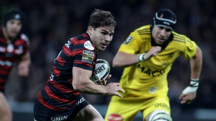 Top 14: port&eacute; par un Dupont de gala contre La Rochelle, Toulouse reprend la t&ecirc;te