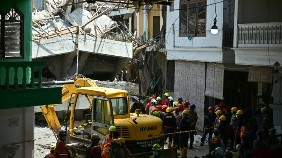 Effondrement d'une &eacute;cole en Indon&eacute;sie: 91 personnes "peut-&ecirc;tre" encore sous les d&eacute;combres