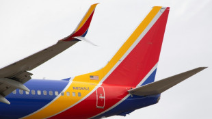 Un cap&oacute; de motor de un avi&oacute;n Boeing se desprende durante el despegue en EEUU