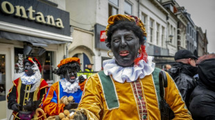 Tensi&oacute;n en una manifestaci&oacute;n antirracista en Pa&iacute;ses Bajos a la llegada de un ayudante negro de San Nicol&aacute;s