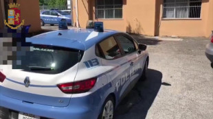 Abusi su due studentesse minorenni, prof sospeso a Formia