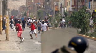 Militares patrullan las semivac&iacute;as calles de Lima, bajo toque de queda