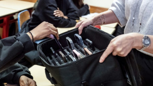 Au lyc&eacute;e, les t&eacute;l&eacute;phones dans des mallettes pour mieux se concentrer