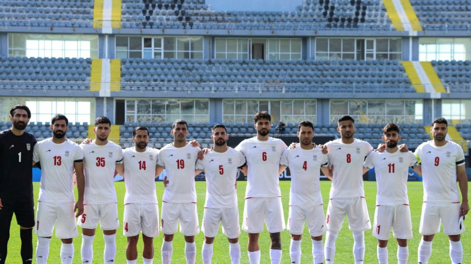 Rucks&auml;cke und Trauerflor: Irans Fu&szlig;baller senden Botschaft