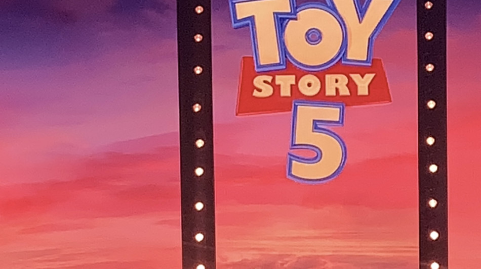 Taylor Swift alla premiere mondiale di Toy Story 5, '&Egrave; un capolavoro'
