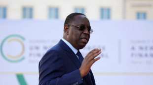Al&iacute;vio no Senegal ap&oacute;s presidente desistir de concorrer ao terceiro mandato