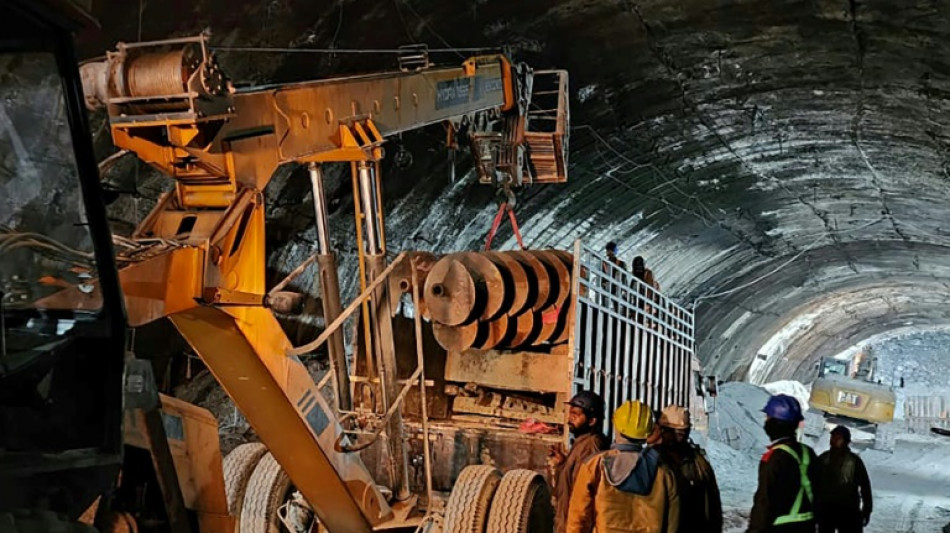 Los obreros atrapados en un t&uacute;nel en India reciben medicinas
