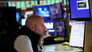 Wall Street cierra a la baja por preocupación bancaria y tensión con China