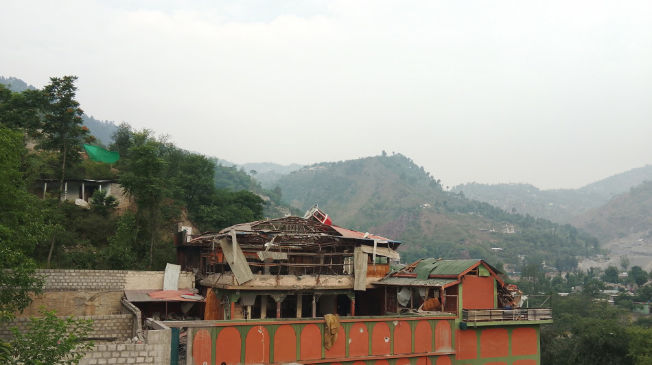 India bombarda 'terroristi' in Pakistan, 8 morti e 35 feriti