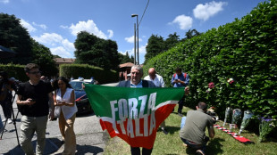 Los admiradores de Berlusconi lloran al "inmortal" congregados fuera del hospital y de su lujosa mansi&oacute;n