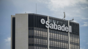 El banco español Sabadell vende su filial británica TSB al Santander por casi 3.100 millones de euros