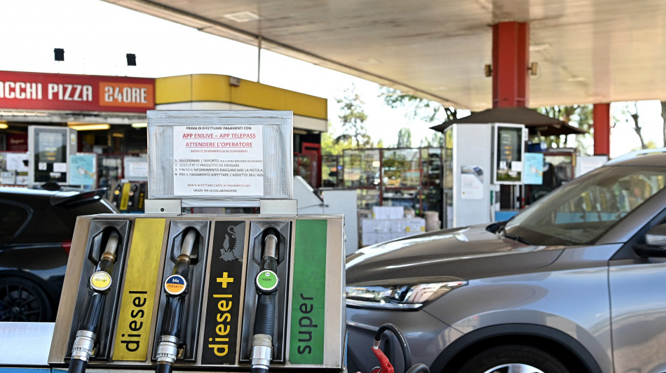 Mimit, prezzi carburanti in rialzo, benzina self vola a 2,077 euro al litro