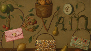 Nove artisti interpretano la borsa Valentino Garavani Devain