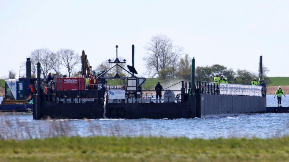 Waltransport kommt voran: Lastkahn in Kattegat zwischen D&auml;nemark und Schweden