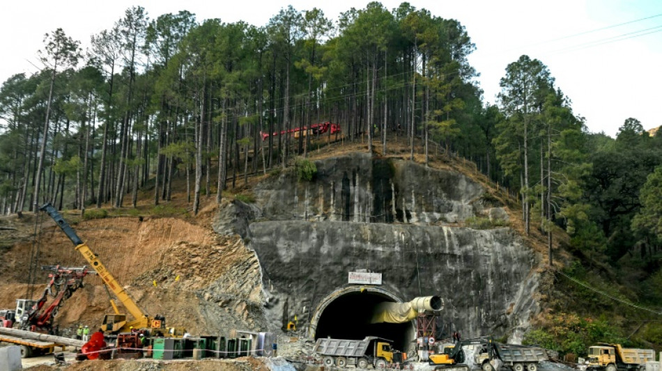 Ex&eacute;rcito indiano envia mais m&aacute;quinas para resgatar trabalhadores presos em t&uacute;nel