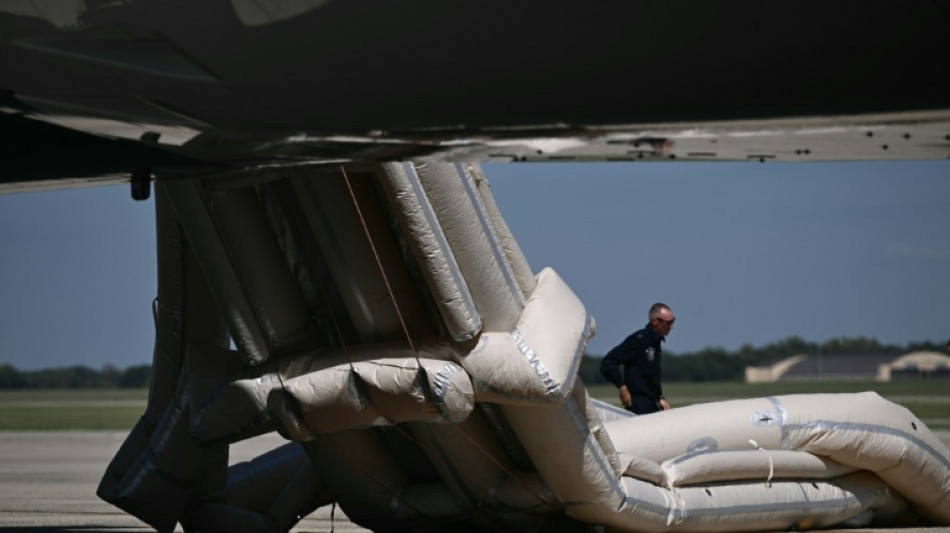 Inspe&ccedil;&atilde;o no escorregador de emerg&ecirc;ncia atrasa avi&atilde;o de Trump doado pelo Catar