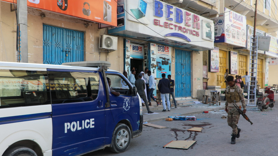 Mogadiscio, esplosione in un caff&egrave; dove guardavano finale Euro
