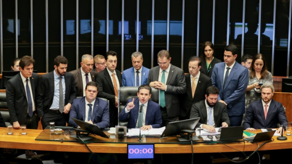 Diputados brasileños aprueban ley para reducir pena de Bolsonaro en sesión caótica