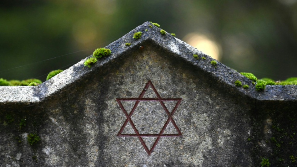 Niedersachsen: Jugendliche ritzen Hakenkreuze in Grabsteine auf j&uuml;dischem Friedhof