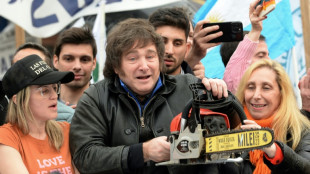 Incerteza prevalece a um m&ecirc;s da elei&ccedil;&atilde;o argentina, em meio a subs&iacute;dios e motosserra