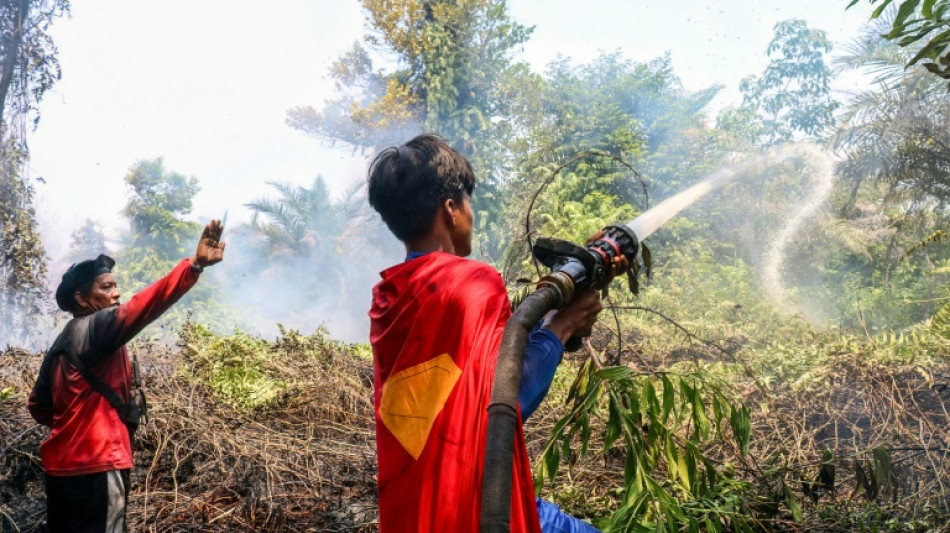 Un "Superman" adolescent engag&eacute; dans la lutte contre les incendies en Indon&eacute;sie